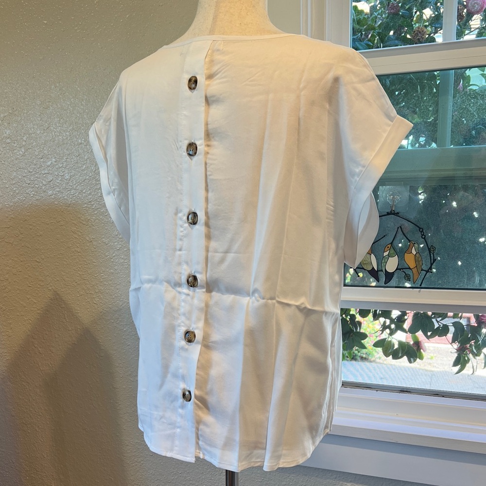 Six/Fifty Kaitlin Button-Back White Blouse with Front Pocket. Size L. NWT